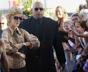 Céline Dion jokes with fans upon her arrival at the gala. (© AP Photo/CP, Tom Hanson)