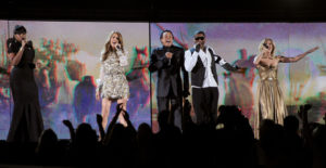 Jennifer Hudson, Céline Dion, Smokey Robinson, Usher, Carrie Underwood (© Kevin Winter/Getty Images North America)