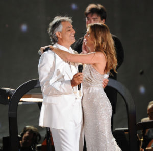 Andrea Bocelli, Céline Dion (© Jason Kempin/Getty Images North America)